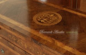 Riproduzione in stile classico Maggiolini di un cassettone in legno di noce intarsiato da camera o soggiorno